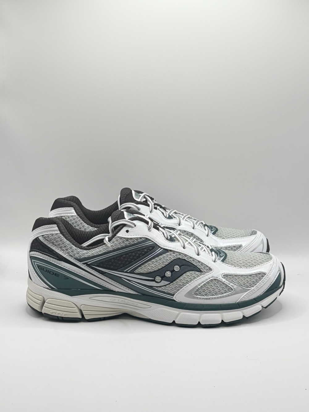 Saucony Progrid Guide‎ 7 White and Teal Sneakers